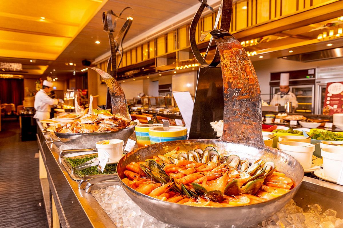 淡水漁人碼頭福容大飯店推出「日本美食節自助百匯」主廚嚴選當季新鮮食材推出多道日式料理，還有親子友善DIY吧。 圖：新北市經發局提供