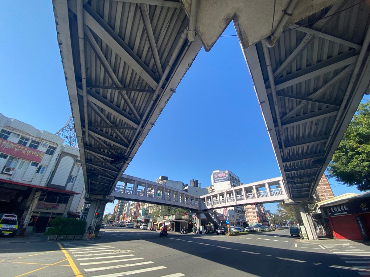 新北市政府積極推動城市減法工程，再拆除完成一處使用率低且老舊的陸橋。 圖：新北市工務局提供