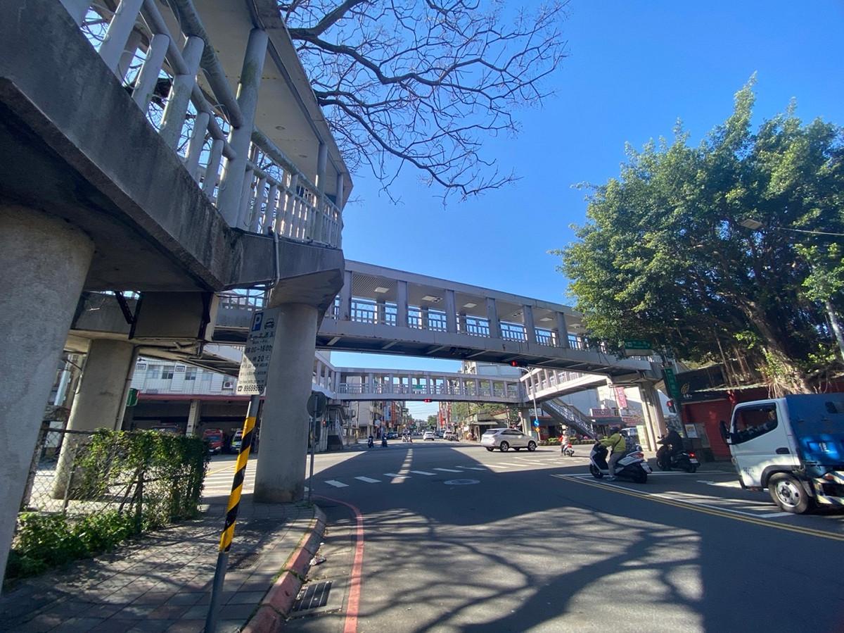 在無具體反對意見後進行拆除，已於1日深夜11時起至今日上午6時順利完成大梁拆除工程，恢復周邊道路通行。 圖：新北市工務局提供