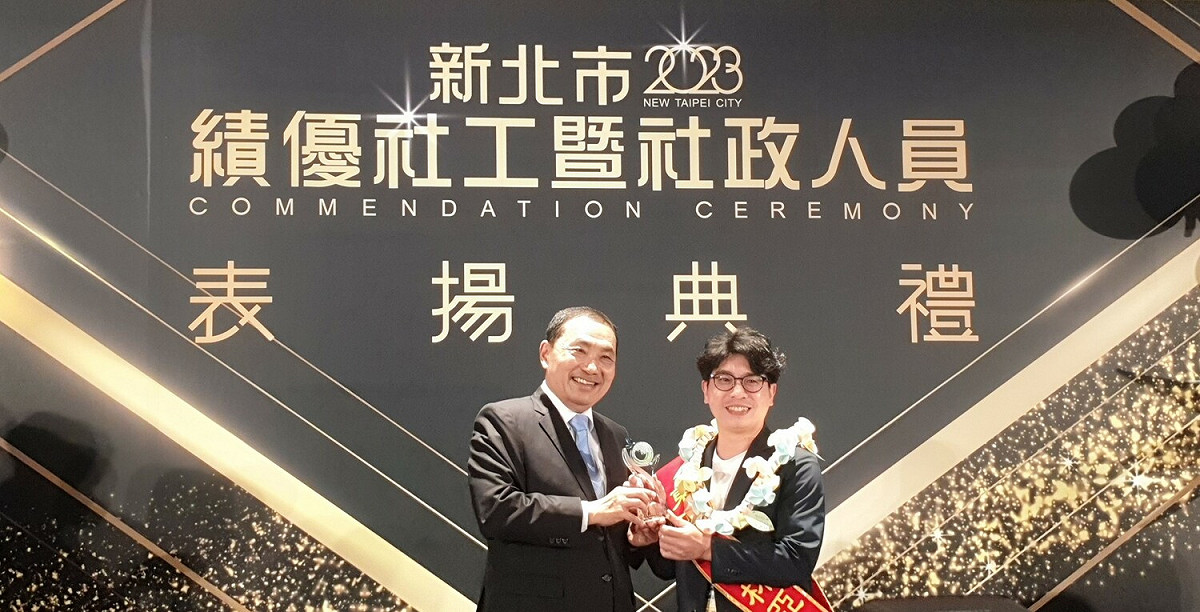 平溪國中學校社工師林亞文（右）榮獲新北市績優社工「努力不懈獎」。 圖：新北市教育局提供
