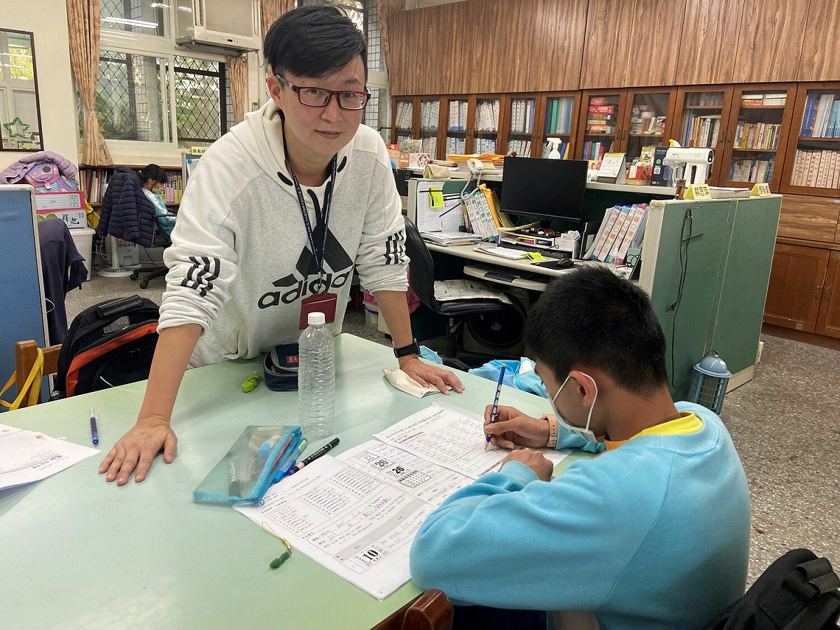 中正國中學校社工師林佳怡協助個案學習。 圖：新北市教育局提供