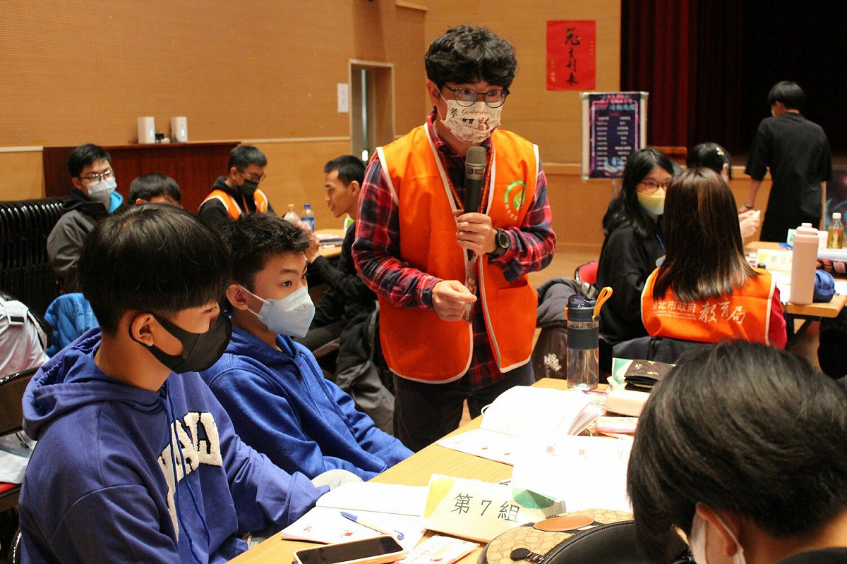 平溪國中學校社工師林亞文（中）帶領學生參與親子電競冬令營方案活動。 圖：新北市教育局提供