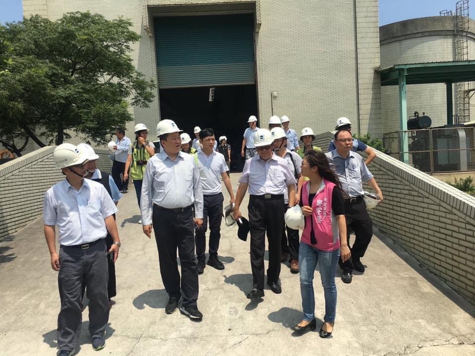 何博文（左二）、市議員鄭宇恩（右一）會勘八里污水廠。 圖：翻攝何博文臉書