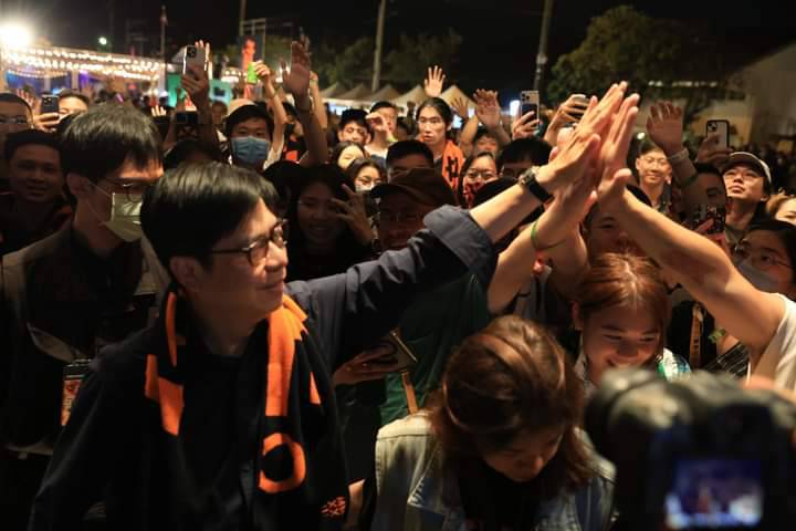 陳其邁與現場民眾熱情擊掌。 圖：翻攝陳其邁臉書
