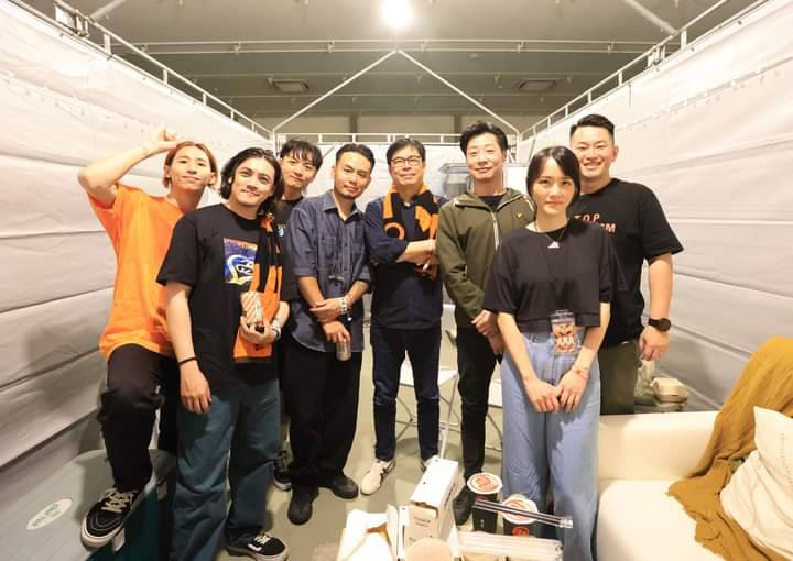 陳其邁(右四)到後台探班滅火器樂團。 圖：翻攝陳其邁臉書