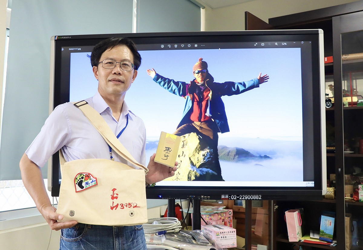 高玉山為登頂玉山製作紀念品。 圖：高雄市教育局/提供