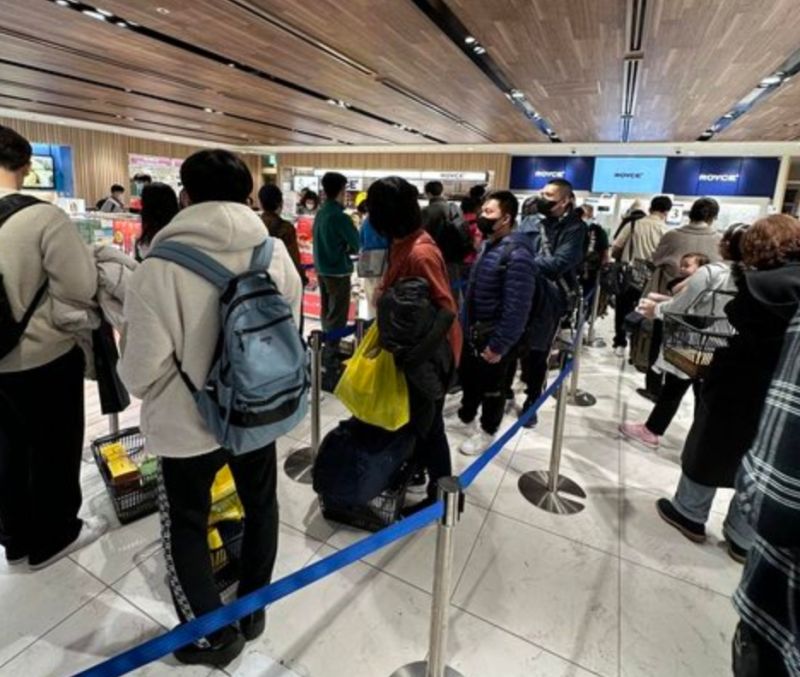 日本機場爆出入境大混亂，人潮大塞車出關的速度，甚至有人晚上抵達機場，凌晨才出關！ 圖/PTT