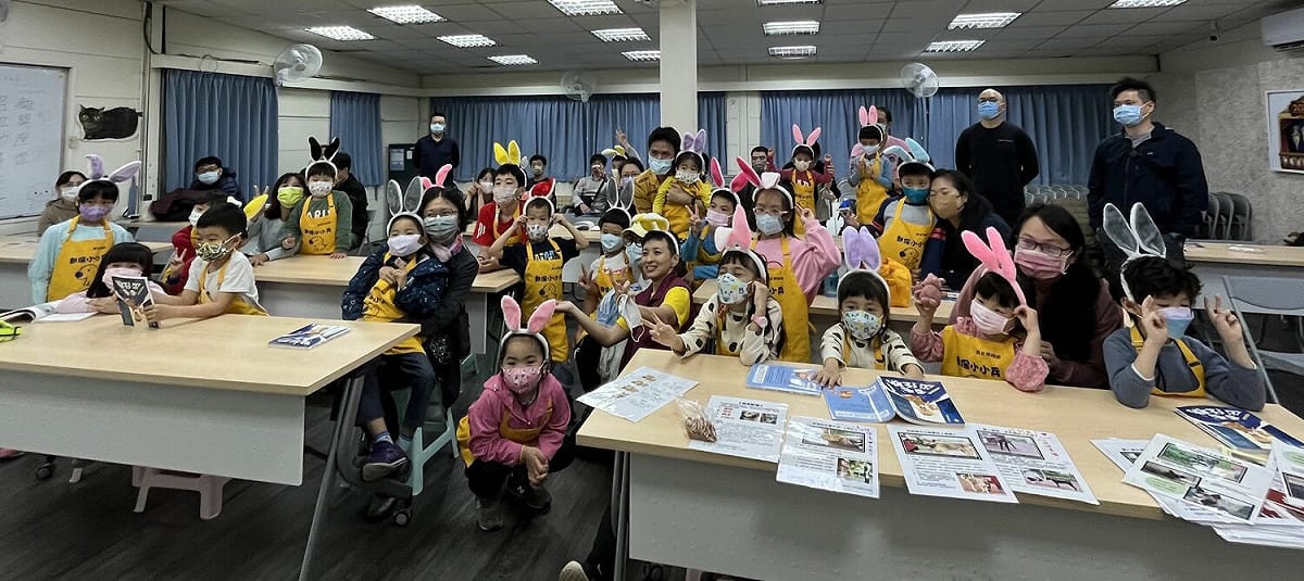 新北市政府動保處於4月2日在毛寶貝生命教育園區特別舉辦「動保小小兵」一日動保員體驗課程，動保小小兵歡樂大合照。 圖：志工譚宸翔提供