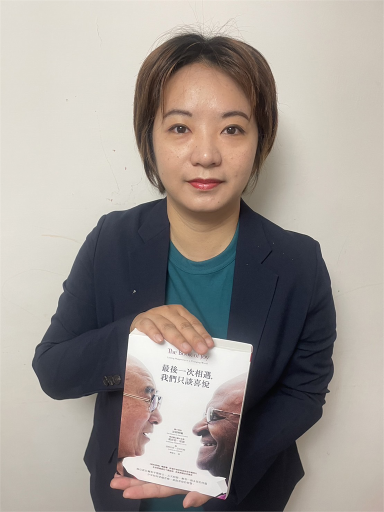 黃淑君建議侯友宜閱讀《最後一次相遇我們只談喜悅》。 圖: 新北市議員黃淑君服務處提供