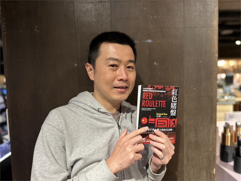 張錦豪建議侯友宜閱讀《紅色賭盤》。 圖: 新北市議員黃淑君服務處提供