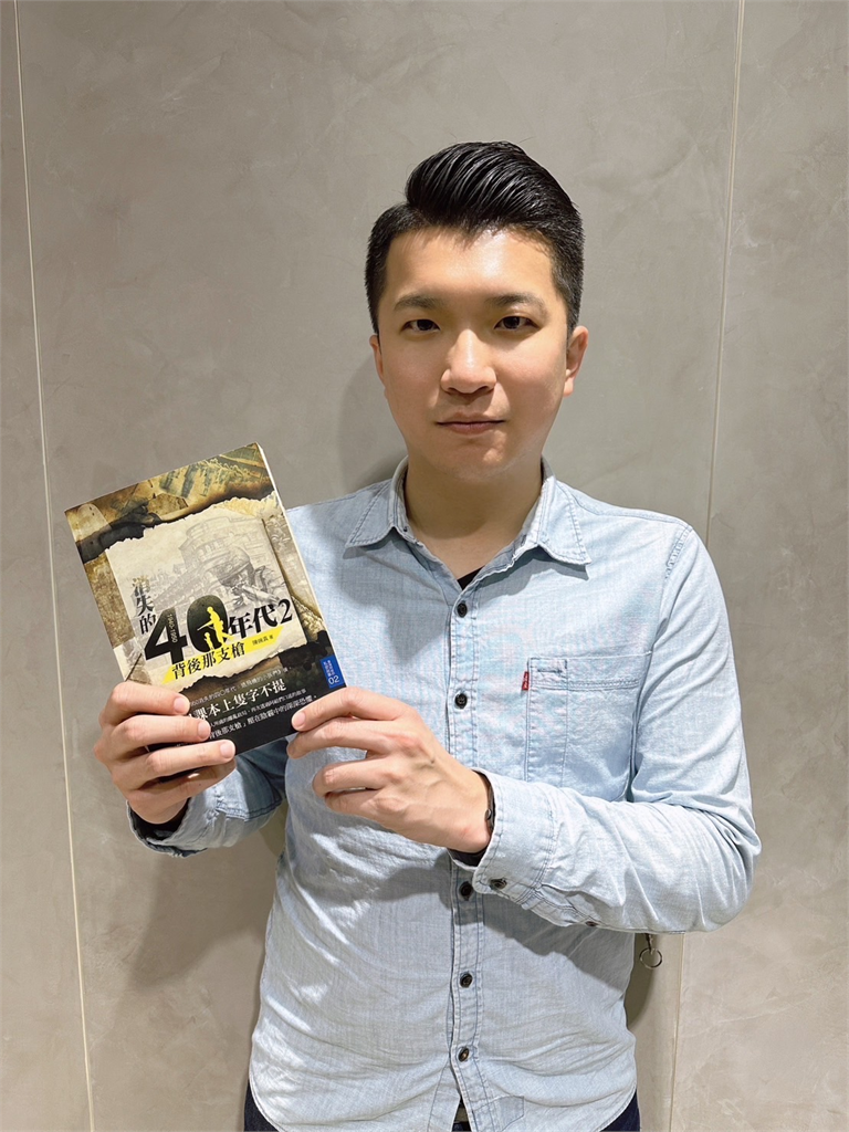 李宇翔建議侯友宜閱讀《消失的40年代2：背後那支槍》。 圖: 新北市議員黃淑君服務處提供