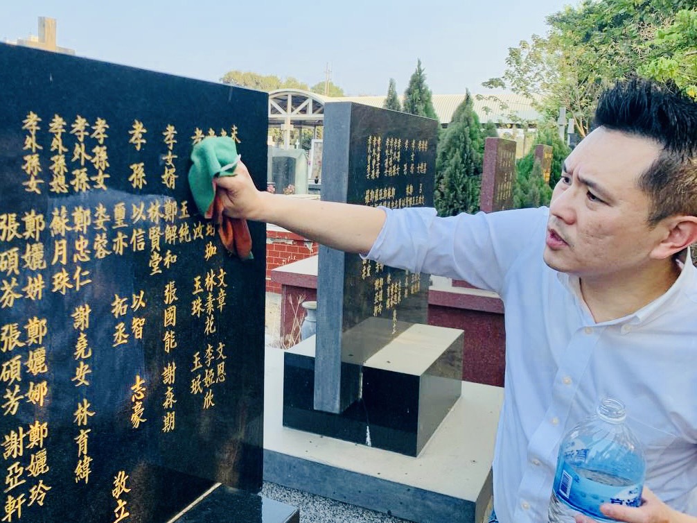 國民黨立委陳以信日前與家人返回台南永康二王基督教公墓掃墓。 圖：陳以信辦公室提供