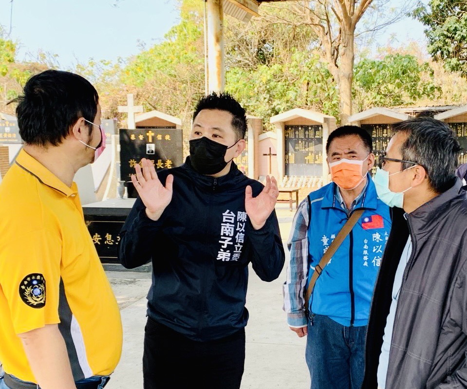 陳以信批評台南市政府要求公墓強遷前，並係事先通知與徵詢，手段粗暴且不尊重。 圖 ：陳以信辦公室提供