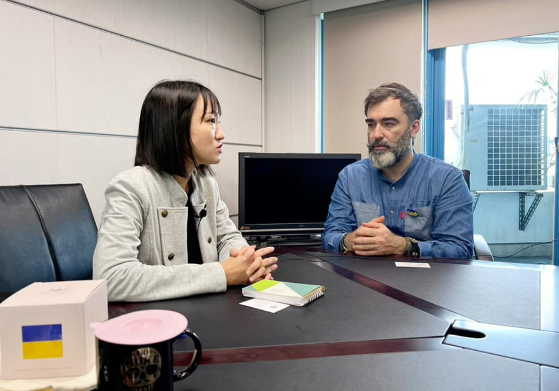 民進黨國際部主任謝佩芬近日接受烏克蘭媒體採訪，他提到俄烏戰爭讓全世界認識到，獨裁者、威權國家有多麼不可信任與無法預期。 圖：翻攝自謝佩芬臉書