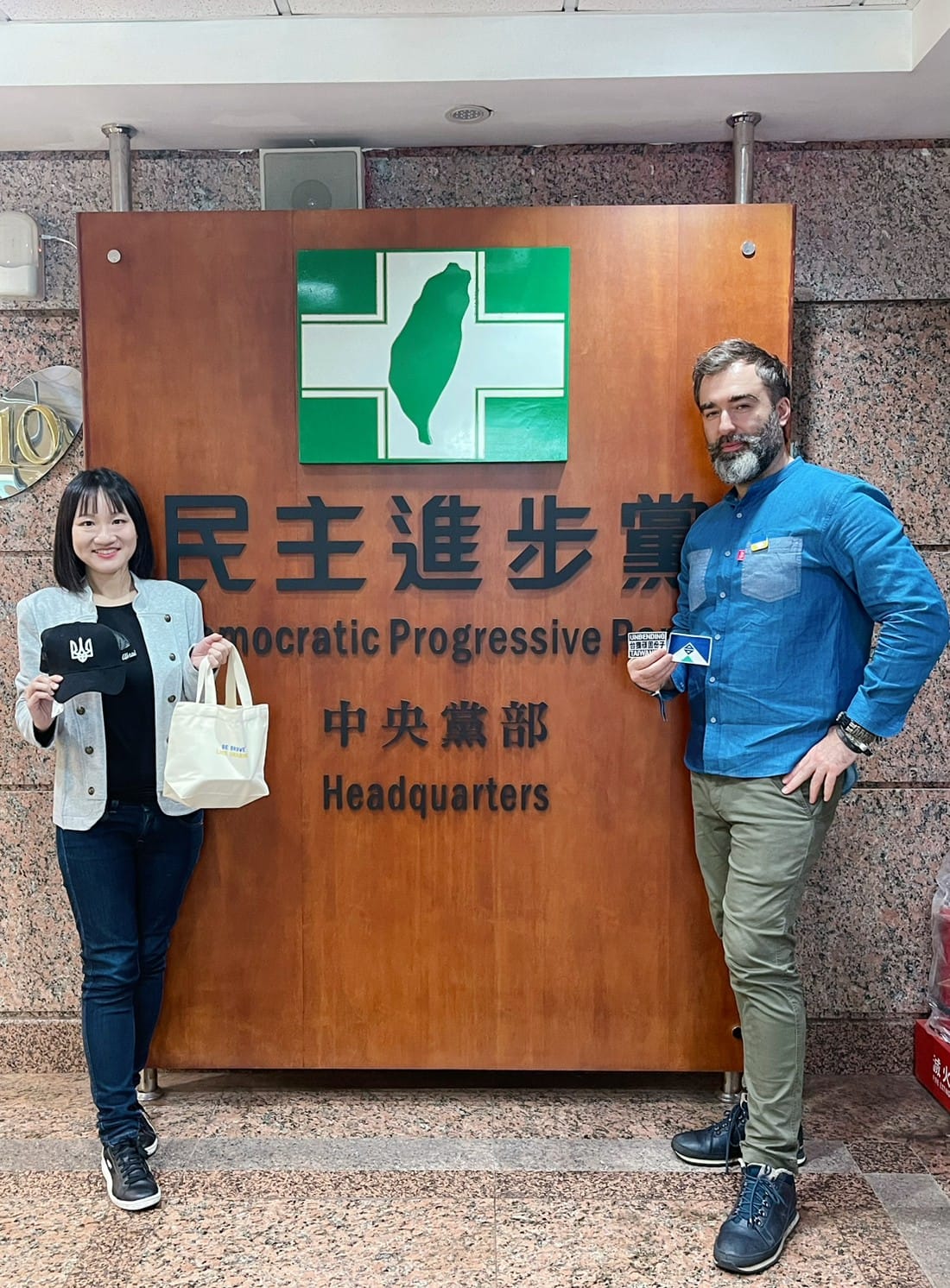 民進黨國際部主任謝佩芬帶領烏克蘭電視台《 Pryamiy 》記者參觀民進黨中央黨部，記者更贈送烏克蘭國徽的帽子給謝佩芬。 圖: 翻攝自謝佩芬臉書