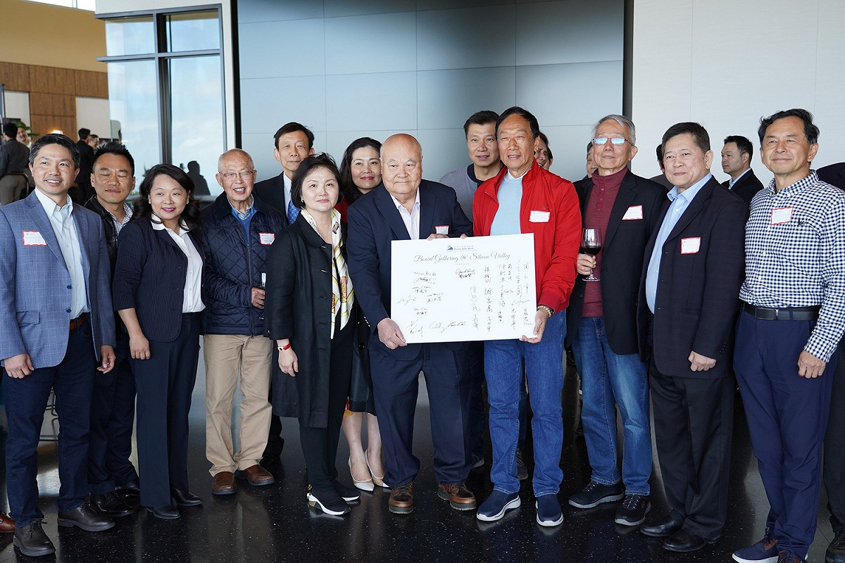 郭台銘與美國玉山科技協會合影。 圖：郭台銘辦公室／提供