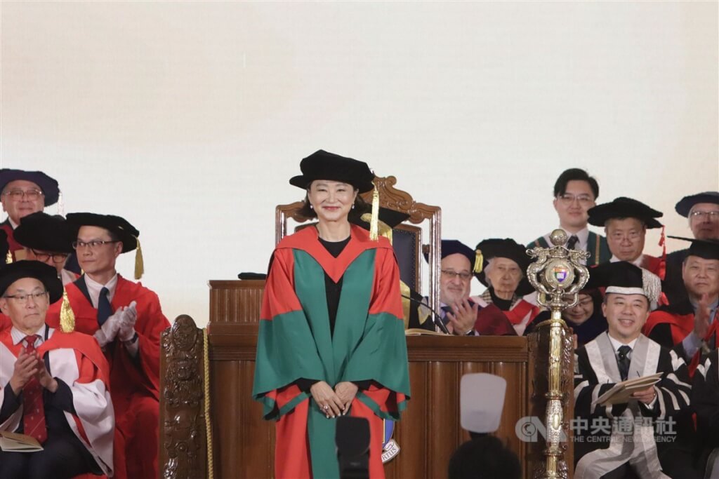 著名藝人林青霞（站立者）3日獲香港大學頒授名譽博士學位。 圖：中央社