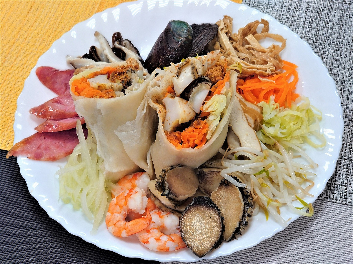 當傳統美食潤餅遇上鮮美貢寮鮑，晉升美味好吃貢寮鮑潤餅。 圖：新北市漁業處提供