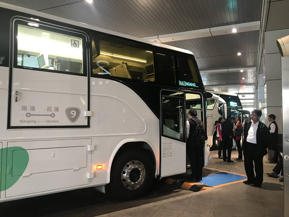 國道客運預計票價可調漲3成。對此，交通部長王國材今(25)日表示，目前先傾向由政府吸收漲幅，不過需經審議委員的審議。（示意圖） 圖：蘆洲監理站提供