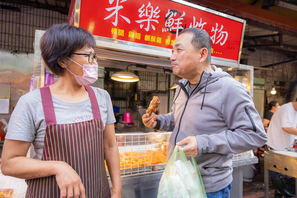 炸物店老闆娘無奈地說，原本一隻雞腿成本價大約18元，現在漲到了28元，一口氣漲了10元，但賣給客人的價格，只敢微幅調整，最後成本飆漲的落差，還是只能自己吸收 圖：翻攝自侯友宜臉書