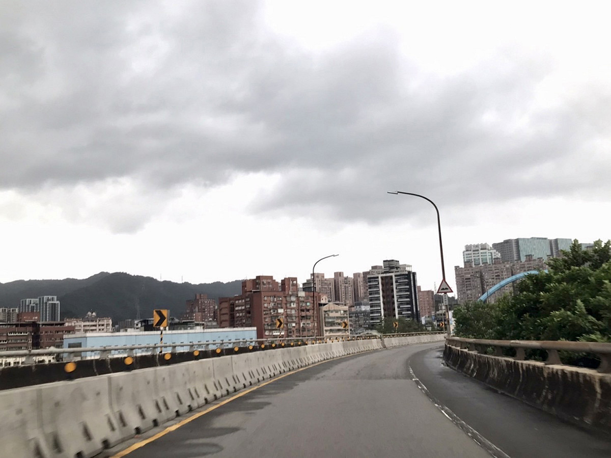新北市政府為提高汐止貨櫃聯絡道下方汐止清潔隊工作場所安全，自4月6日起至5月5日每日夜間10時至翌日上午6時封閉單向（往國道）車道進行增設防護網工程。 圖：新北市工務局提供