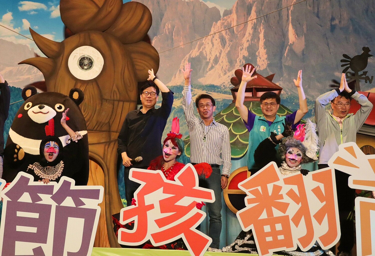 陳其邁(後排左二)提前祝小朋友兒童節快樂。 圖：高雄市教育局/提供