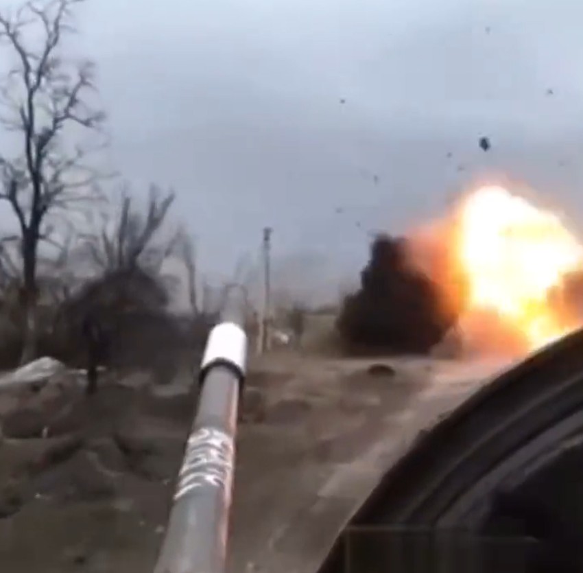 一輛俄軍T-80BV主戰車行駛到一半遭到烏克蘭軍隊以反裝甲飛彈摧毀。 圖：翻攝推特