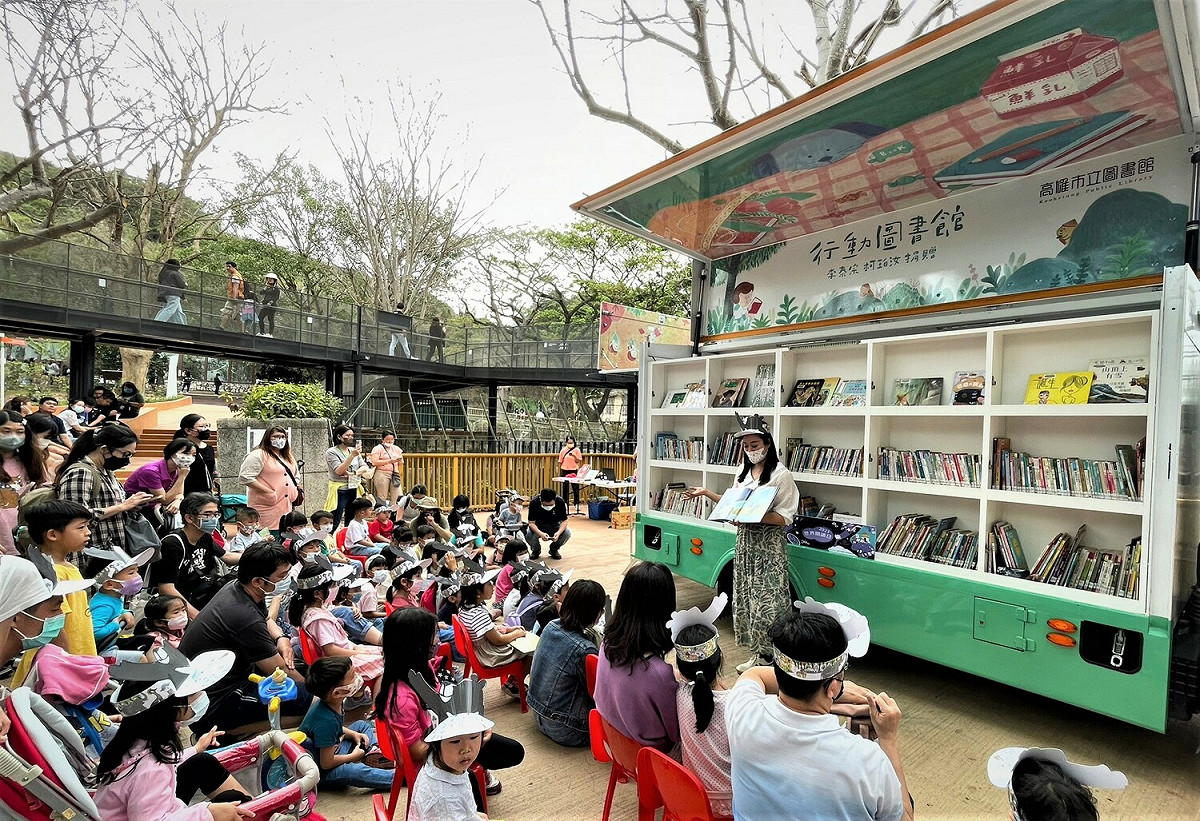 行動書車來到動物園分享繪本故事。 圖：高雄市觀光局/提供