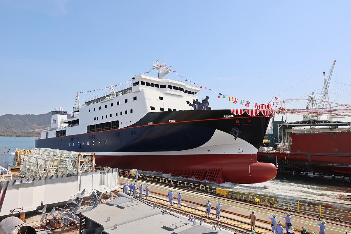 澎湖輪規劃總噸位9,980噸，全長約120公尺、船寬21公尺、船速不小於22節，載客數600人（含臥鋪300人）、駛上駛下空間規劃可同時裝載80輛小客車、4輛大型遊覽車及10個貨櫃裝載量（含冷凍櫃） 圖：擷自民進黨立委楊曜臉書