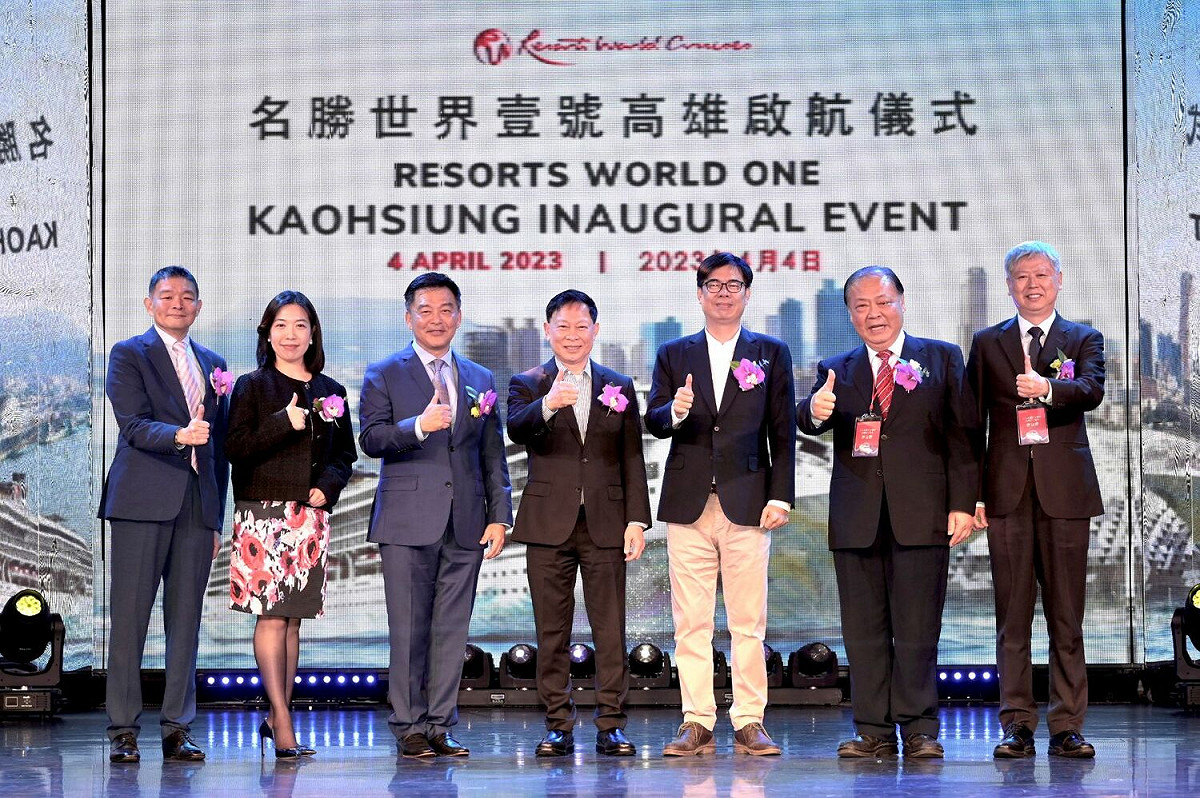 陳其邁(右三)出席名勝世界壹號郵輪高雄母港啟航儀式。 圖：高雄市政府/提供