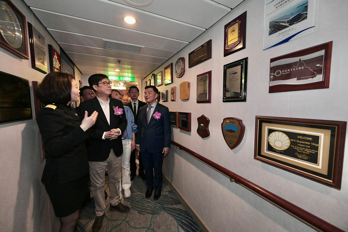 陳其邁(左二)參觀名勝世界壹號郵輪。 圖：高雄市政府/提供