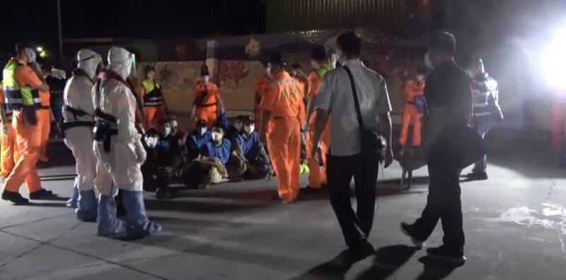 恆春海巡隊3日晚間查獲12名越南偷渡客。 圖：海巡署第八巡防區提供