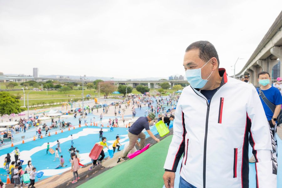 侯友宜今天在臉書PO出他今趁兒童節前往三重熊猴森樂園視察，發文細數四年多年的政績，包括完成124座公園全齡化特色共融公園、安坑輕軌通車等。 圖：翻攝自侯友宜臉書