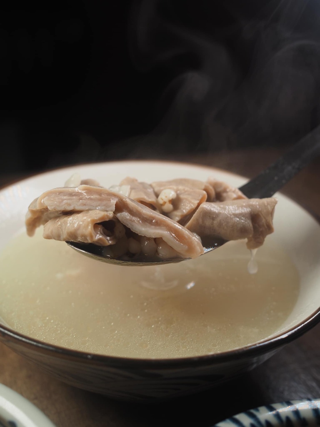 中醫黃胤誠表示，當體內有濕氣堆積，可用：四神湯、黑豆水、扁豆蓮子粥、綠豆薏仁湯來幫助排濕。（圖為萬華蘇家肉圓油粿的四神湯） 圖：美食旅遊家Peray／攝影