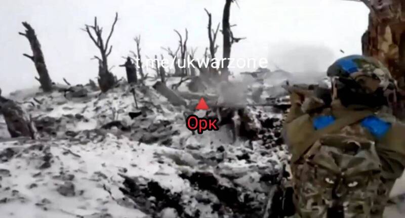 烏克蘭士兵在風雪中掃蕩俄軍的壕溝與陣地。 圖：翻攝推特