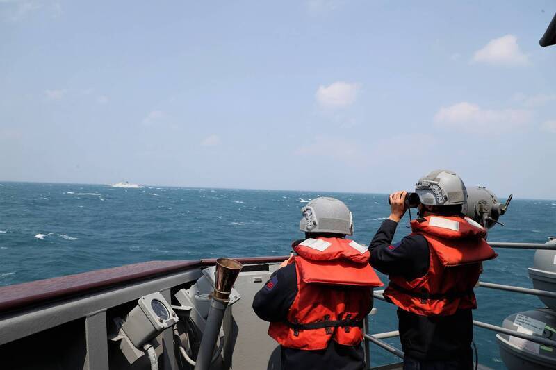 國防部公布海軍成功級飛彈巡防艦「張騫艦」監控共艦「馬鞍山艦」的畫面。 圖：國防部提供（資料照）