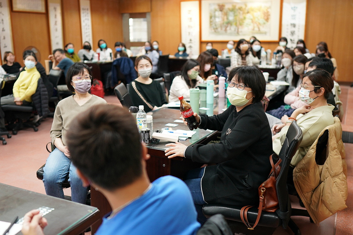 國中專輔教師搖氣泡飲、說心裡不愉快的事。 圖：新北市教育局提供