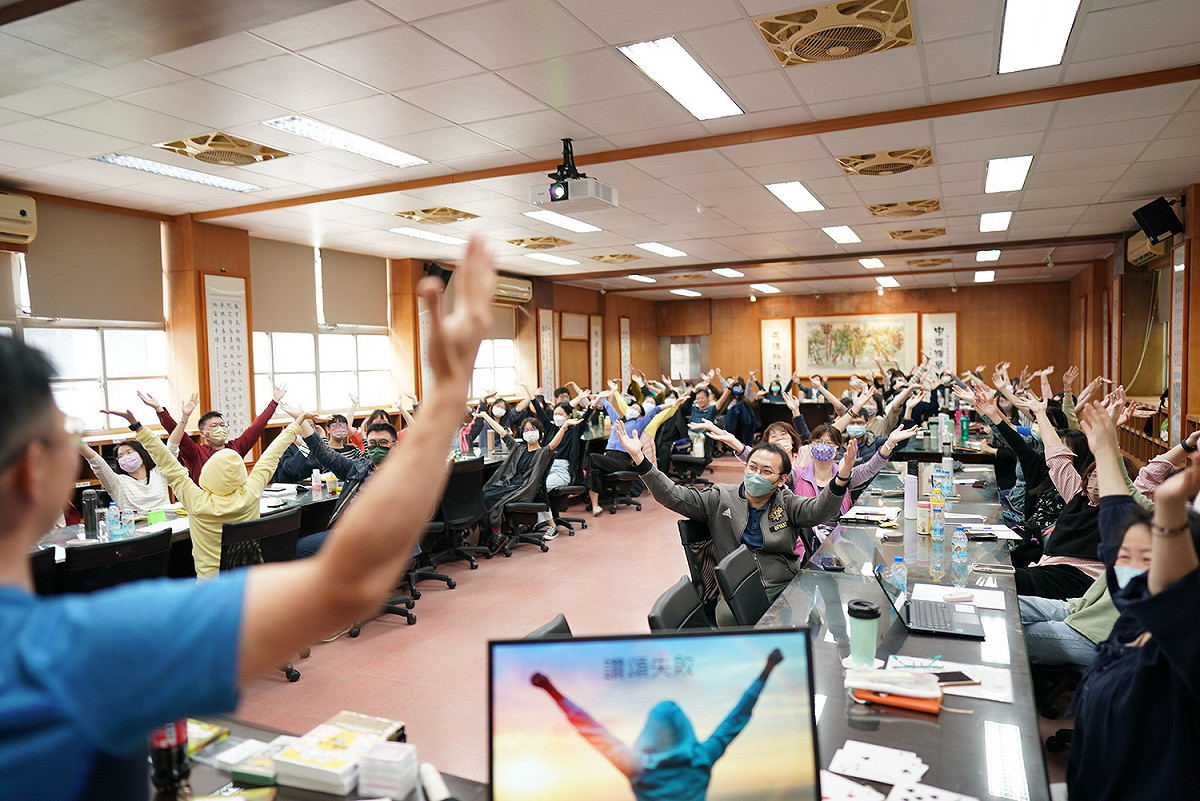 國中場次邀請專業想工作室首席講師莊越翔分享多種深層舒壓活動。 圖：新北市教育局提供