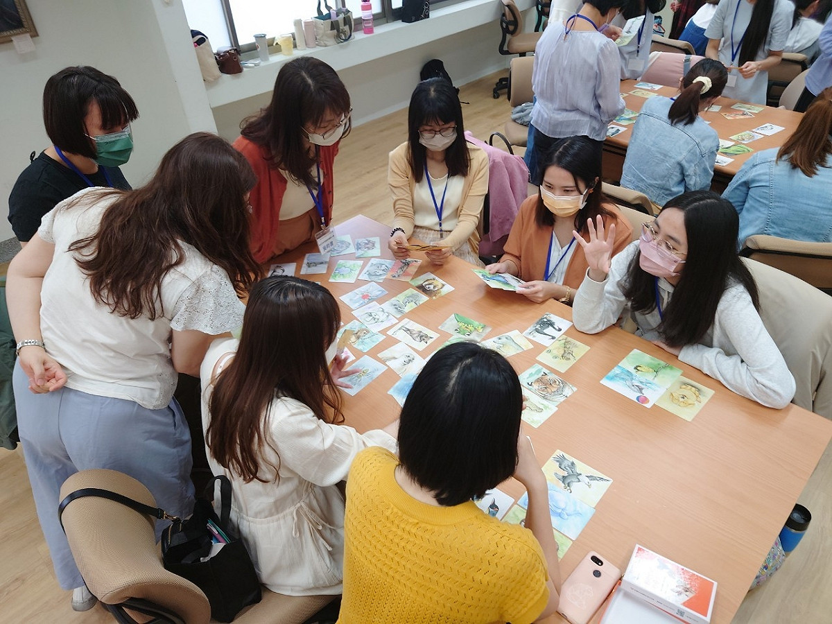 國小專輔老師分組運用動物牌卡。 圖：新北市教育局提供