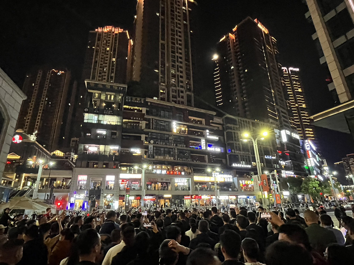 （影）馬英九夜遊重慶老街引發人潮追拍 馬：歡迎大家來台灣