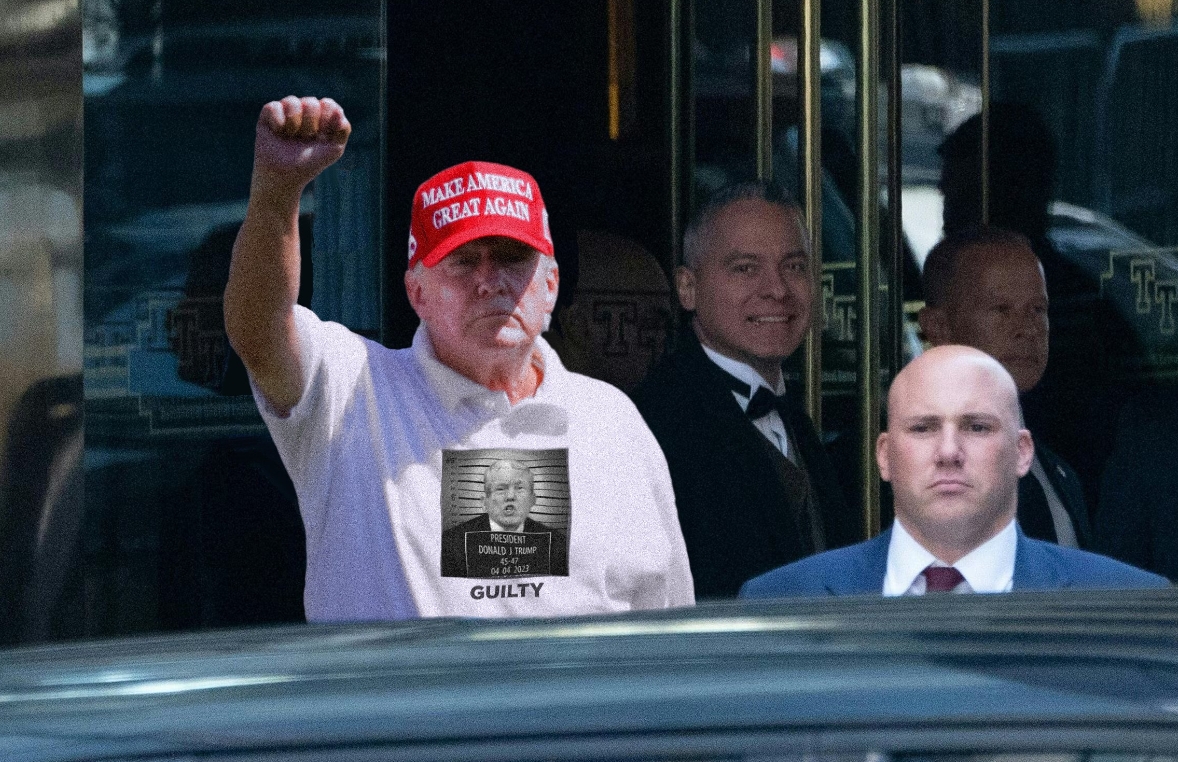 川普自曼哈頓中城川普大樓（Trump Tower）乘車出庭。 圖/翻攝自推特@Doug Palmer (資料照)