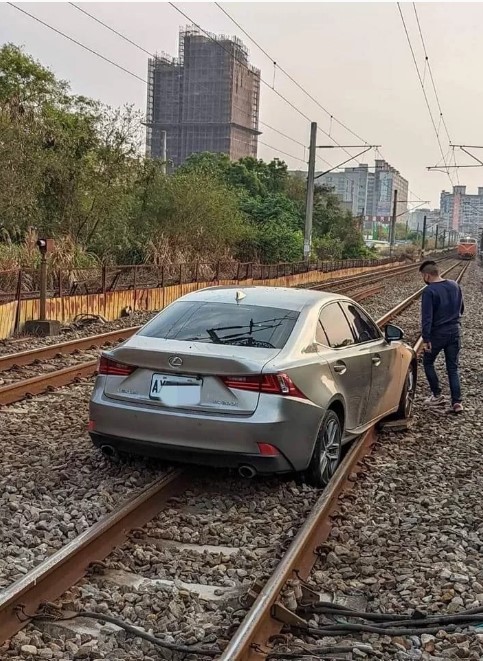 今日一輛小轎車由平交道往北開進軌道路線上，一列車驚險剎停前方，僅距離小客車80公尺。 圖：鐵警局／提供