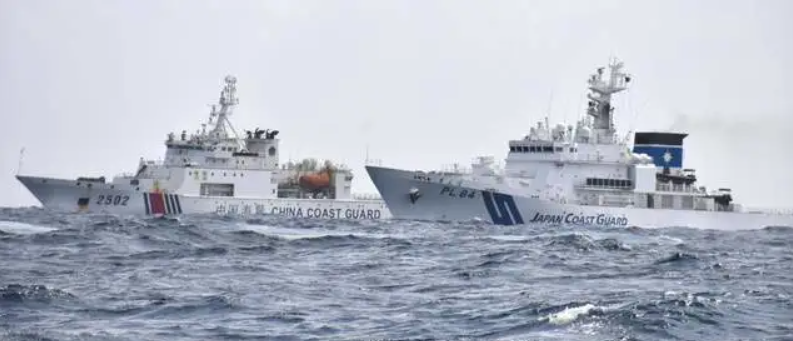 日本海上保全廳組織海保船護航漁船，試圖進入釣魚台領海，進行相關作業。 圖：翻攝自騰訊網