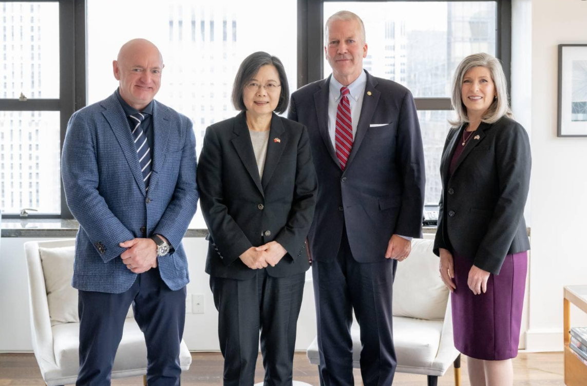 蔡英文與蘇利文（Dan Sullivan）、恩斯特（Joni Ernst）、凱利（Mark Kelly）三位跨黨派聯邦參議員早餐會。 圖:總統府／提供