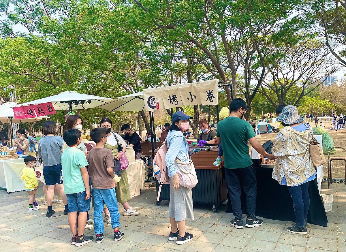 「哈囉生活」市集有特色美食與文創小物。 圖：高雄市教育局/提供