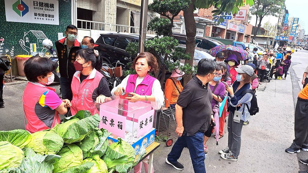 今日還不到中午，四個活動地點就湧現排隊人潮。 圖：蔣根煌服務處提供