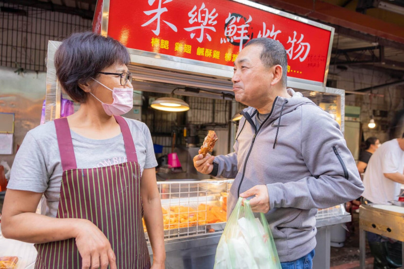 新北市長侯友宜利用清明連假到蘆洲黃昏市場關心民生物價。 圖：翻攝自侯友宜臉書