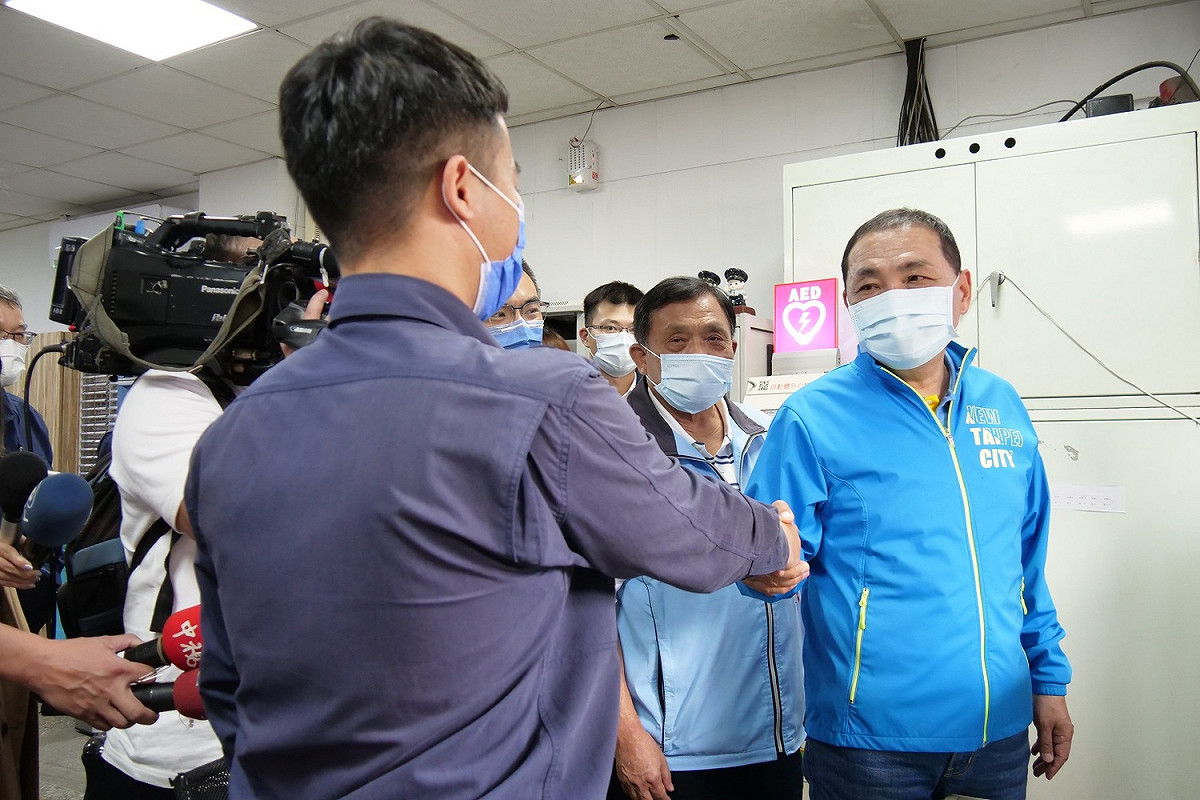 新北市長侯友宜今(5)日前往淡水竹圍派出所慰勞輪值員警。 圖：新北市交通局提供