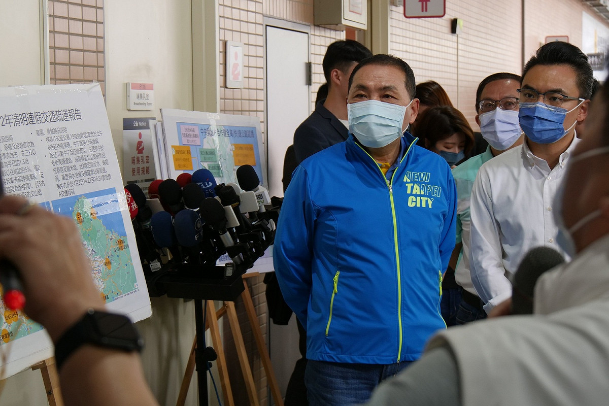 新北市長侯友宜於今日再度視察新北市聯外、景點與墓園周邊交通管制及重要幹道的交通路況。 圖：新北市交通局提供