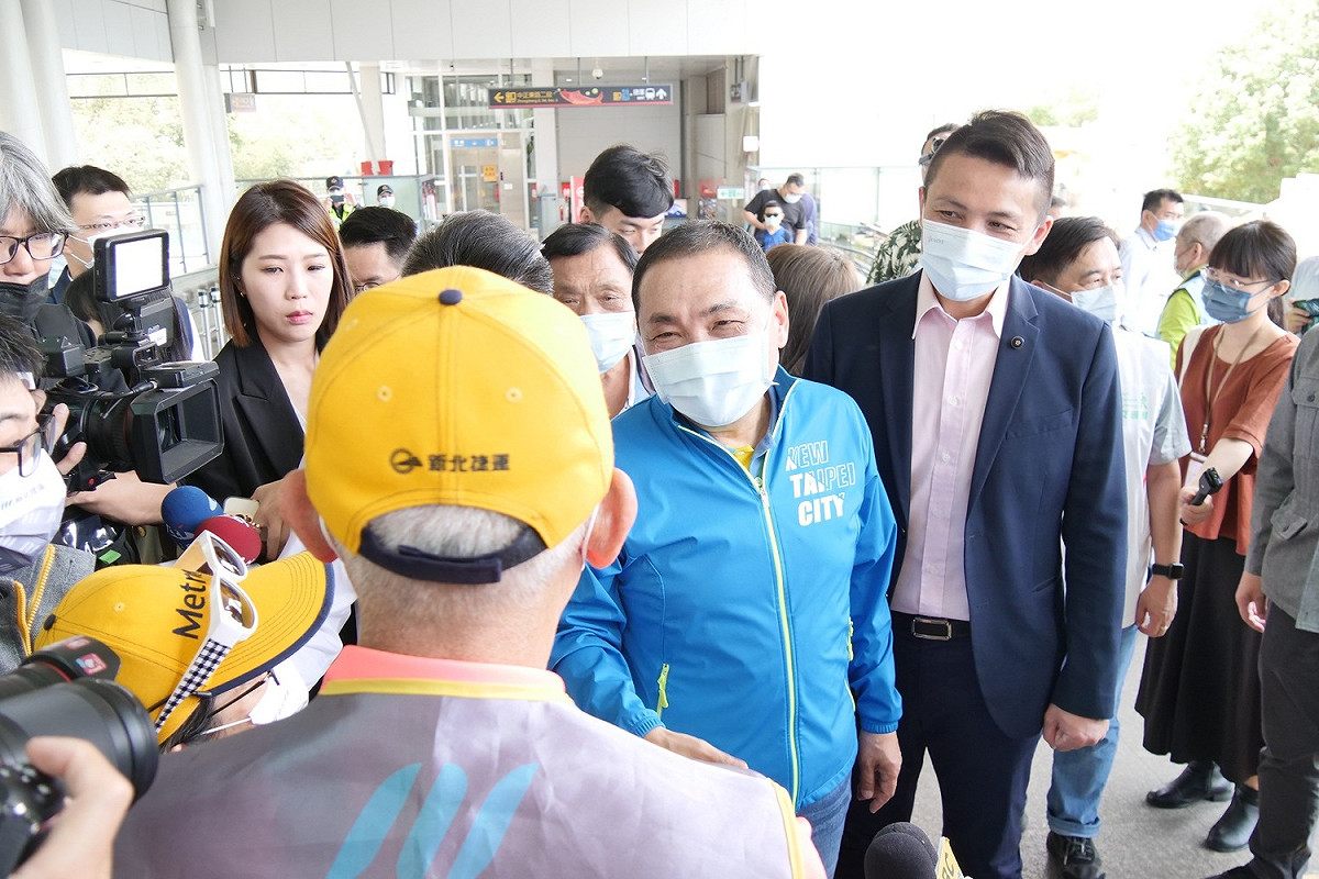 新北市長侯友宜慰勞捷運志工並表達感謝。 圖：新北市交通局提供